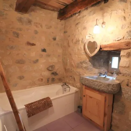 Maison De Caractere Avec Piscine Chauffee, 6 Chambres, Proche Activites Nature Et Stations De - Fr-1-742-249 *